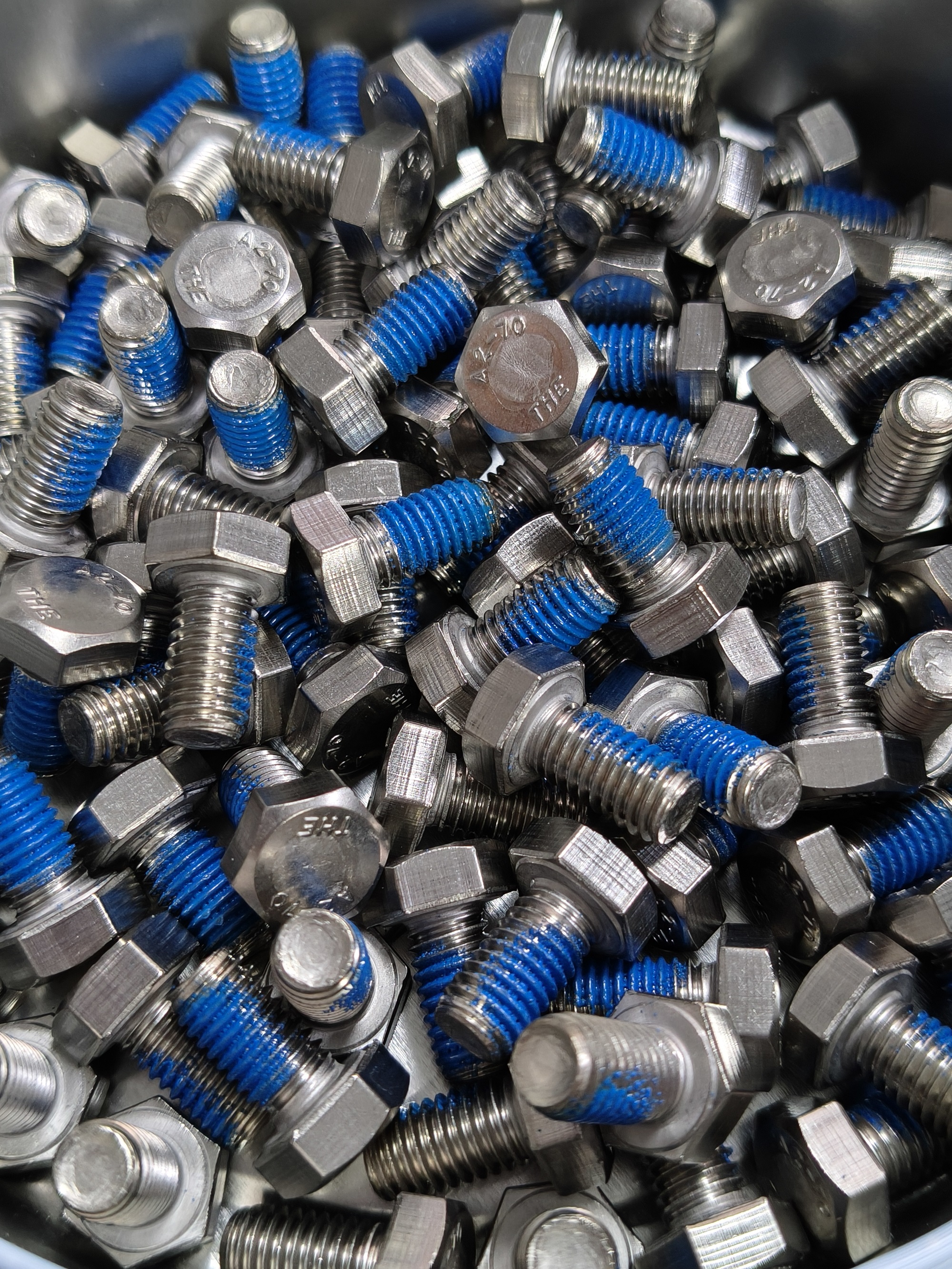 Dlaczego kleje do zabezpieczania gwintów dzielą się na kleje chemiczne i kleje nylonowe?