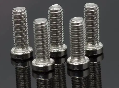 Co powoduje przebarwienia śrub ze stali nierdzewnej?